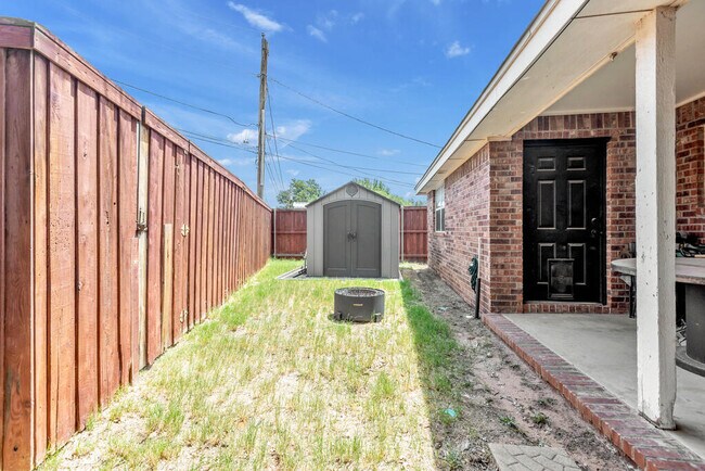 Building Photo - 6515 Amber Dr