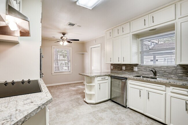 Building Photo - 3709 Parkwood Dr