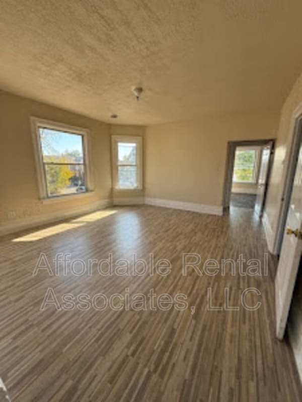 Building Photo - 1500 W Greenfield Ave