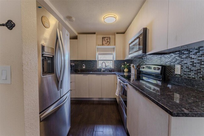 Building Photo - 203 W Crest Ave