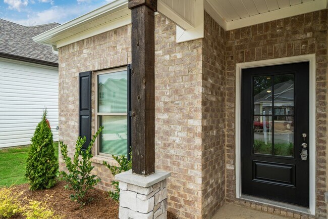 Building Photo - Gorgeous 3BR Home – Fresh Renovation with Appliances Included!