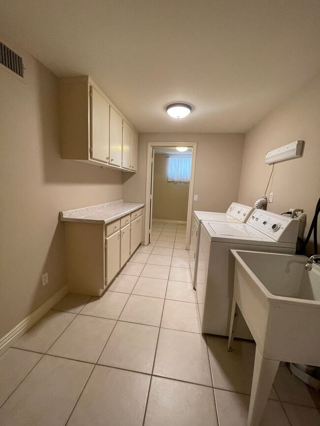 Building Photo - Freshly Remodeled 1 Bedroom 1 Bath Back House!