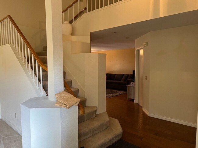 Building Photo - Nice 2 Story Family Home