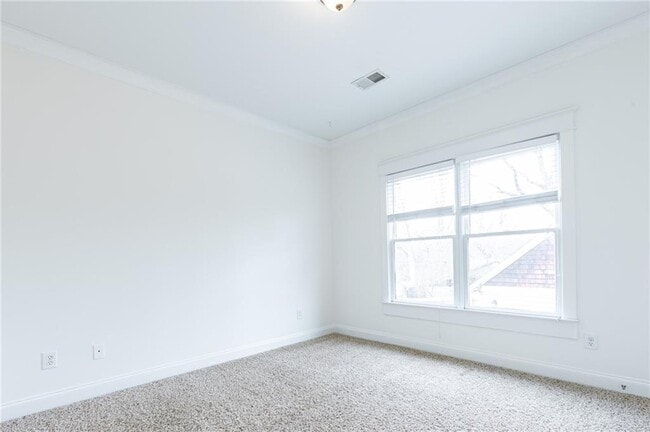 Building Photo - 2288 Oakview Rd NE