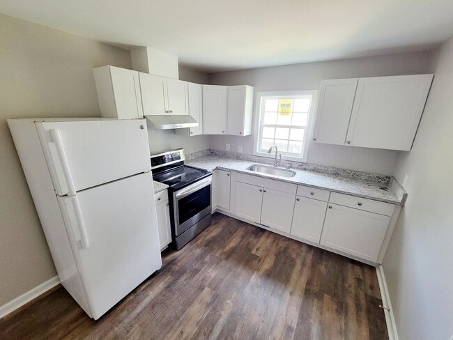Building Photo - 3 Bed 1 Bath Newly Remodeled Home in Burli...