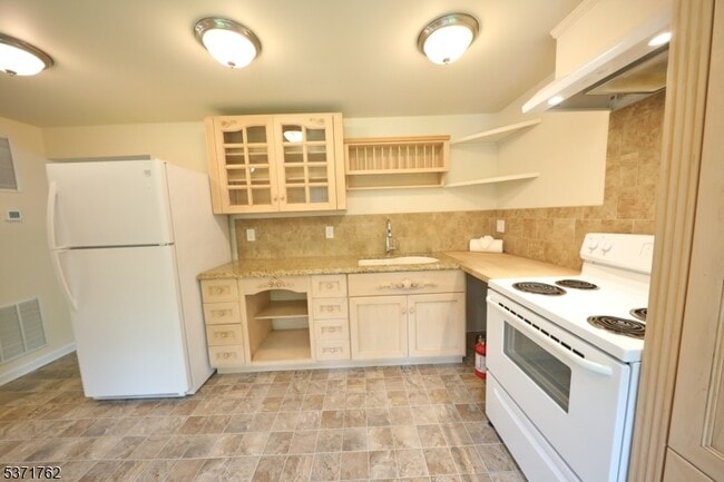 Building Photo - 241 US-206
