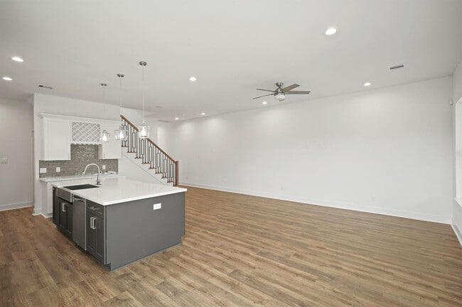 Building Photo - 4914 Lavender St
