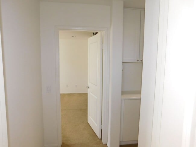 Building Photo - Beautiful Tri Level 2 Bed 2.5 Bath Single ...