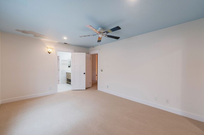 Building Photo - Luxury Living in Manhattan Beach