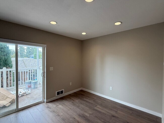 Building Photo - FREE RENT through FEBRUARY - SEE LISTING for DETAILS!  Newly Updated Two Bedroom Townhome Availab...