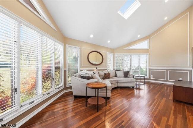 Building Photo - 1605 Justin Pl