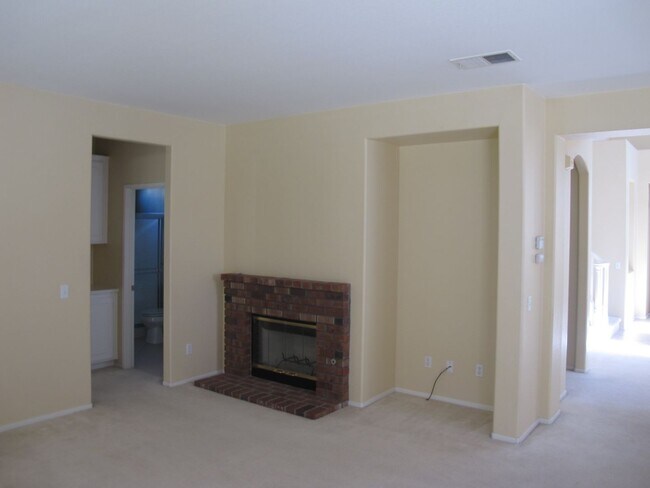 Building Photo - Four Bedroom Three Bathroom Home in Murrieta!