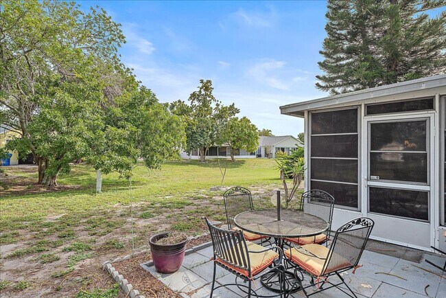 Building Photo - Annual 3 bed 2 bath house with a garage av...