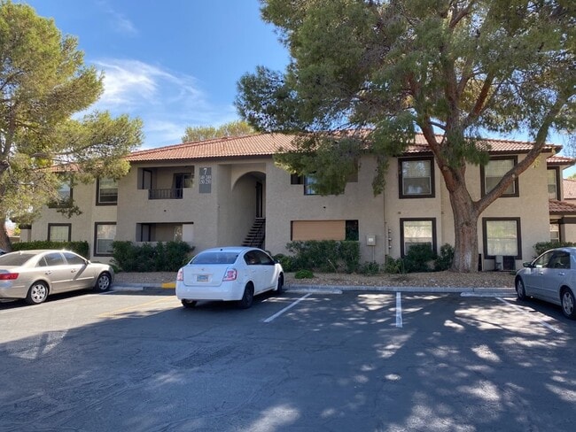 Building Photo - 3 Bedroom 2 bath condo located on second floor.