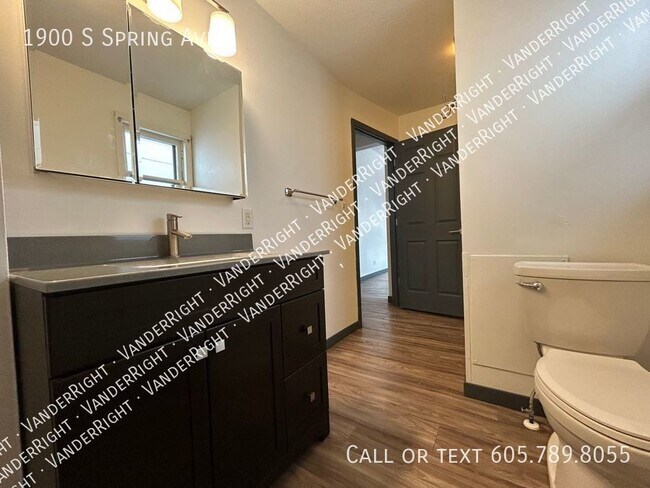 Building Photo - Spacious 4 Bedroom House With Huge Garage!