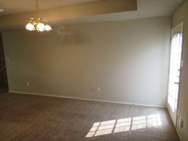 Building Photo - Duplex Located On Cul-De-Sac With A Basement!