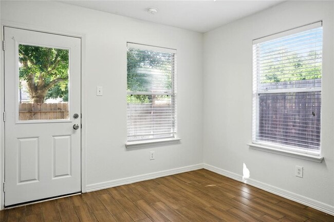 Building Photo - 706 Silver Cliff Ln