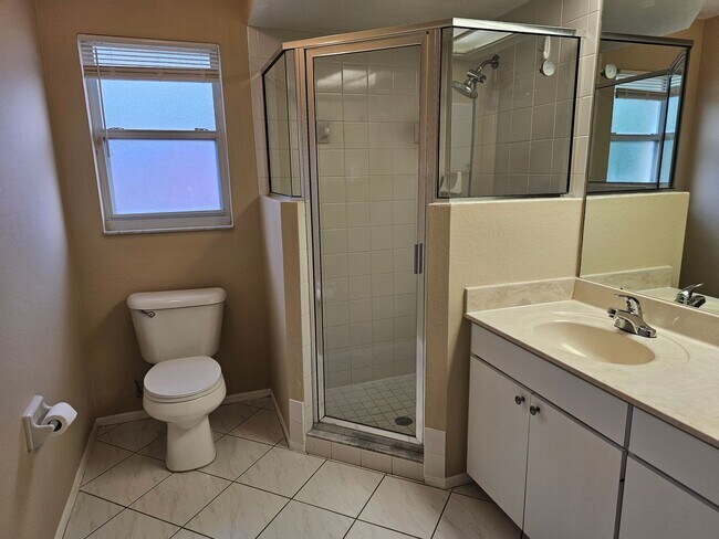 Building Photo - Move In Ready