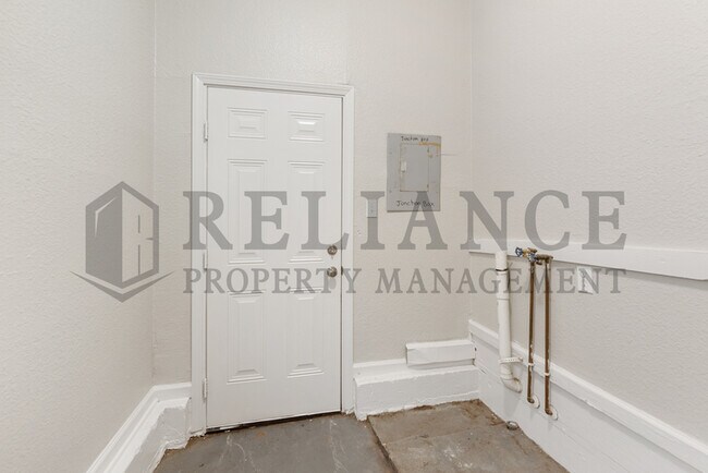 Building Photo - 726 S Bonn St