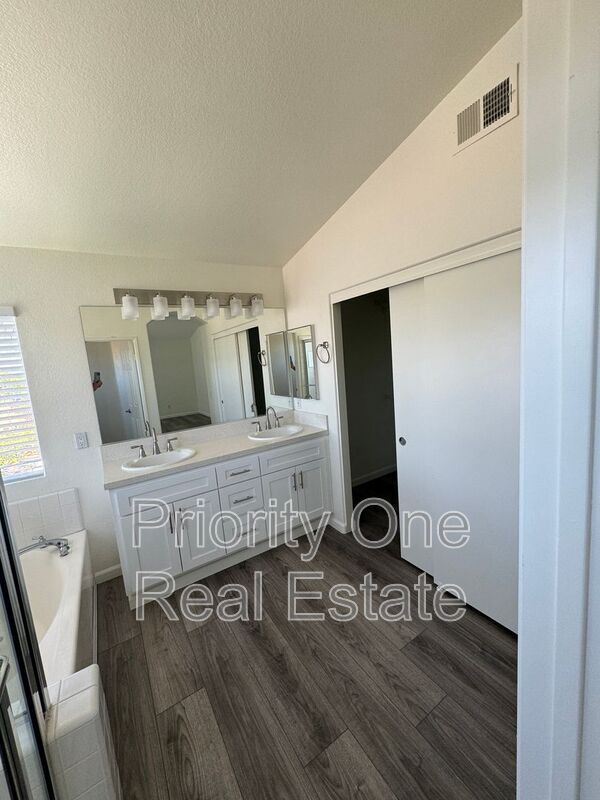 Building Photo - 560 Calle Capistrano