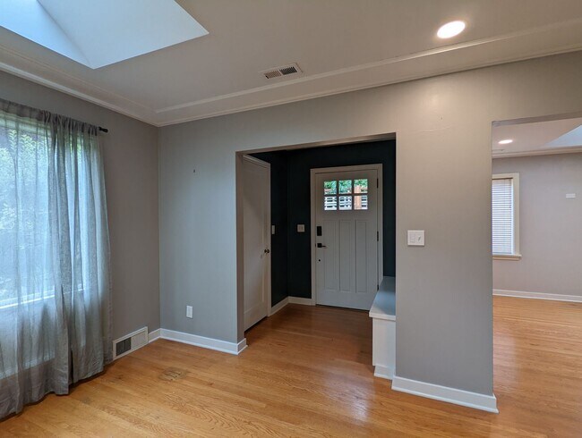 Building Photo - 4 br, 3 bath House - 2350 Boyer Ave E
