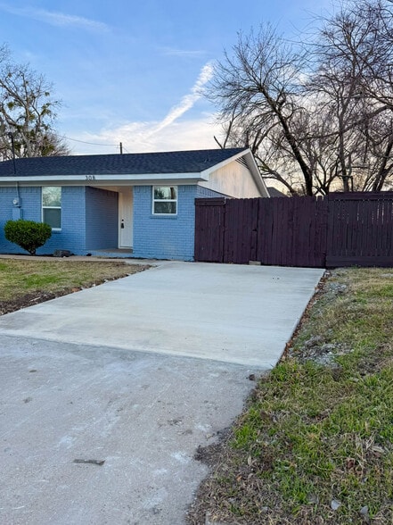 Driveway with enough room for 2 standard vehicles. - 308 E Bourn St