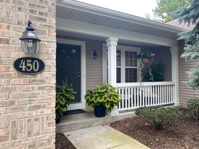Building Photo - Adorable 2 bed 2 bath in Forest Hills Dist...