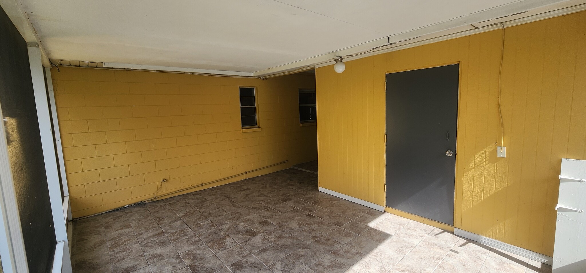 Building Photo - 303 Floral Dr