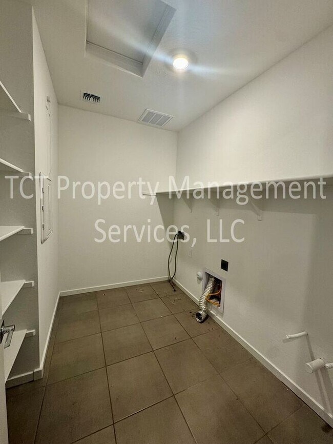 Building Photo - Beautiful like new home in San Tan Groves