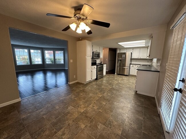 Building Photo - Pristine 3-Bedroom, 2-Bath Home with Modern Features in North Medford