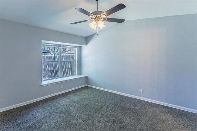 Building Photo - 9411 Valley Moss