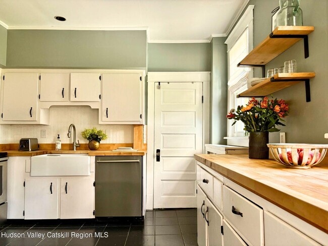 Building Photo - 590 NY-23B