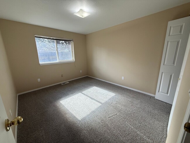 Building Photo - 3 Bed/2 Bath Single Level Home with Fenced Backyard