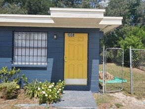 Building Photo - Cute & Quaint 1/1 in Tampa! ASK ABOUT OUR MOVE IN SPECIALS!!