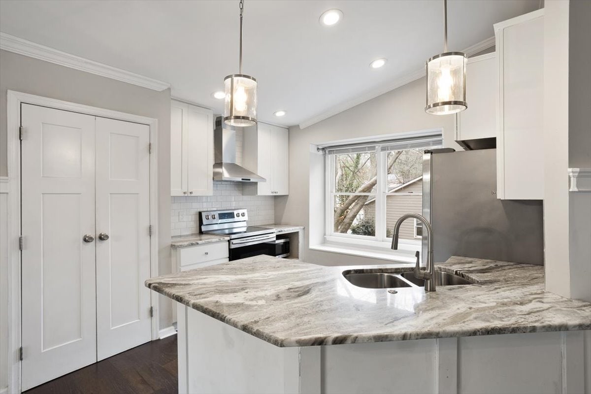 Building Photo - 2400 Calvert Dr