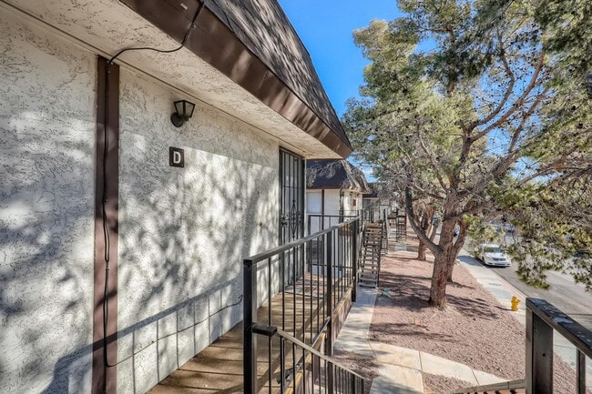Building Photo - MOVE IN SPECIAL! HALF OFF FIRST MONTH'S RENT - Lovely 2 Bedroom Condo Near the Strip!