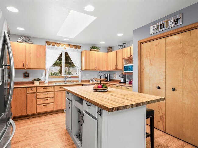 Building Photo - Spacious Single-Level Home in Wilderness Ranch