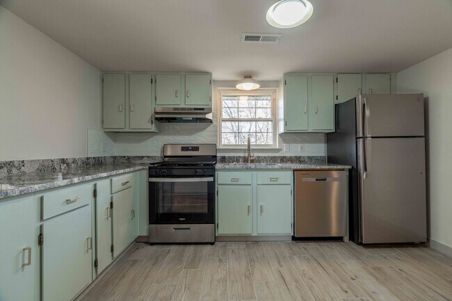 Building Photo - Newly Remodeled 2 Bed 1 Bath Home