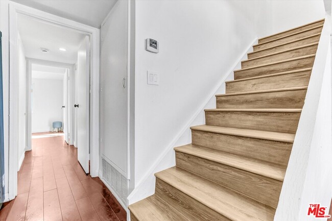 Building Photo - 6155 Reseda Blvd