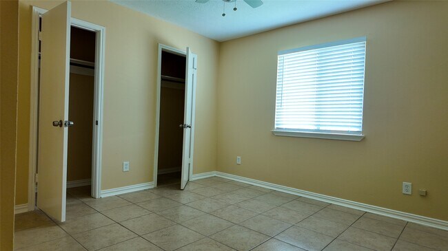 Building Photo - 7003 Glen Rosa Dr