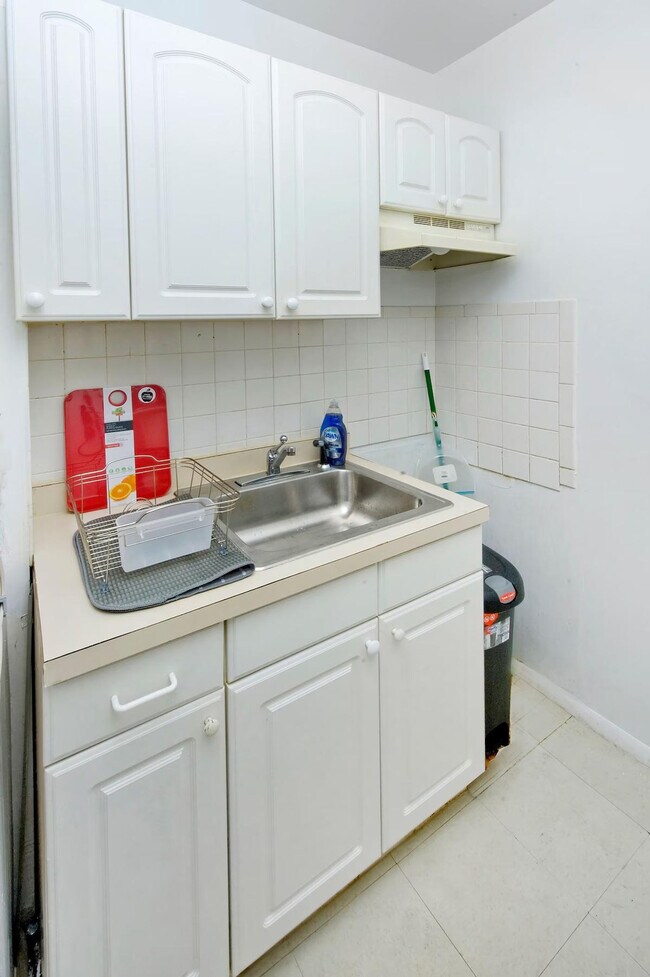 Building Photo - 135 E 94th St