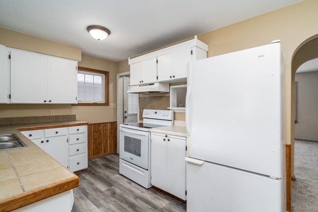 Building Photo - 3 Bedroom 2 Bath Home with Fenced in Backyard!