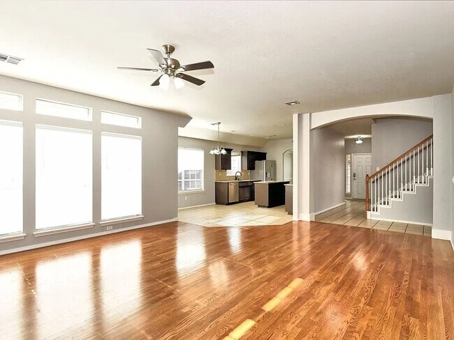 Building Photo - Beautiful 4 Bed 2.5 Bath Property in South...