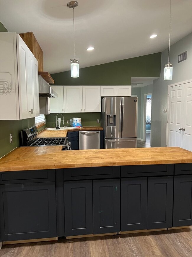 Building Photo - Home for lease