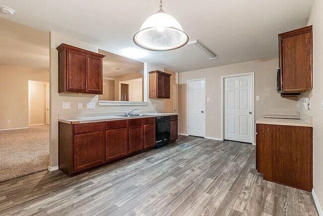 Building Photo - AVAILABLE NOW!