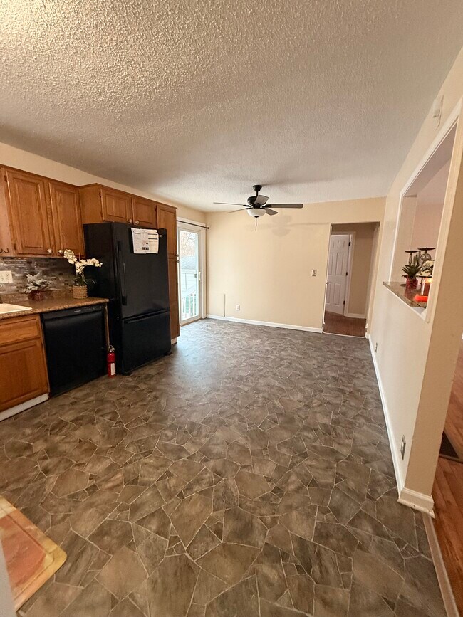 Kitchen/dining area - 1444 Dodge St