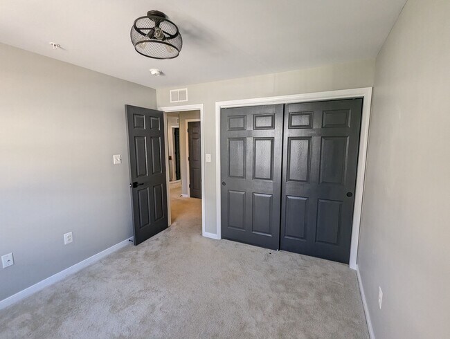 Building Photo - Two Level END UNIT condo in East of Market...
