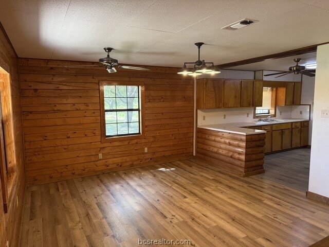 Building Photo - 9581 Valley View Dr