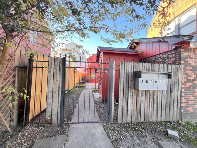 Building Photo - 4704 Chenevert St