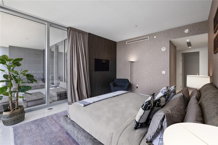 Building Photo - 300 Biscayne Blvd Way